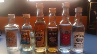 Confezione da 6 mini bottiglie di liquore da collezione