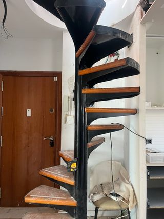 Escalera caracol 390cm alto 16 peldaños