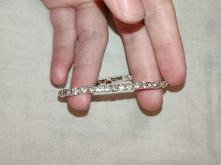 Pulseras plateadas con diamantes