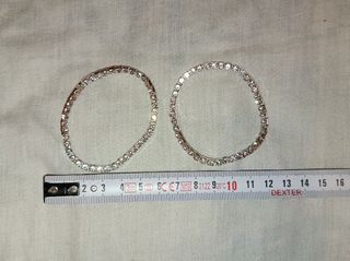 Pulseras plateadas con diamantes