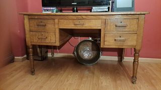 Escritorio antiguo de madera
