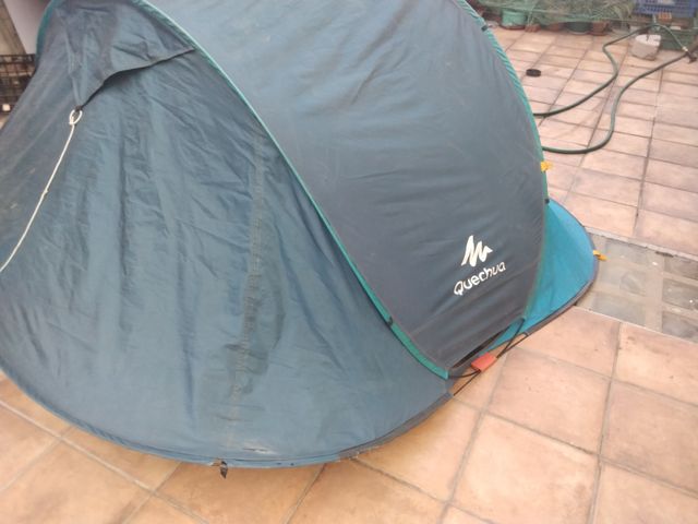 Tienda de campaña azul pop-up