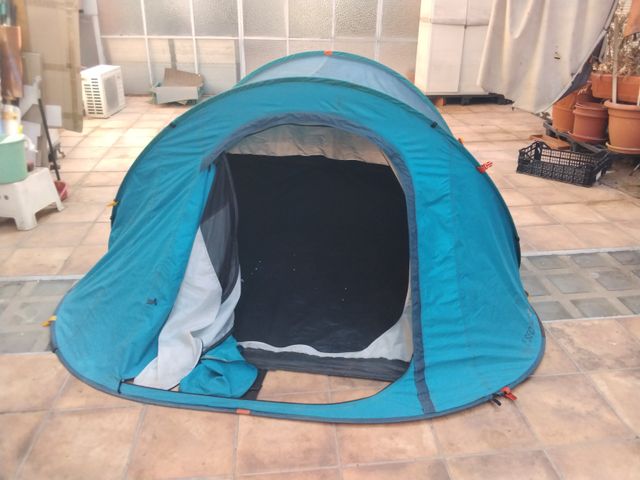 Tienda de campaña azul pop-up