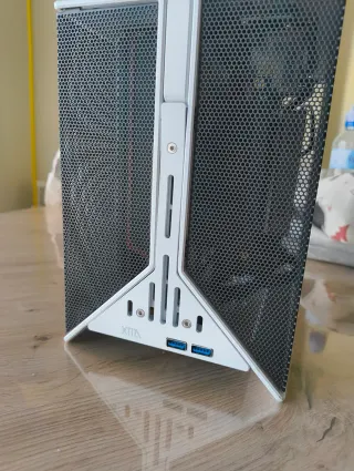 Caja Mini ITX Xtia Proto Mini + Riser 4.0