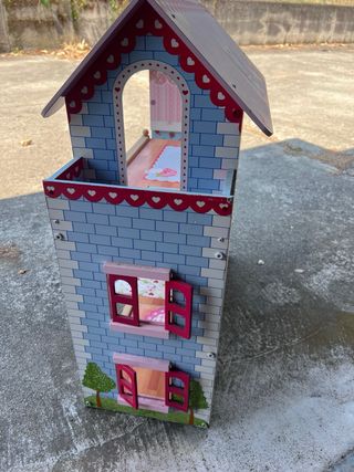 Casa delle bambole in legno rosa