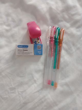 Lote escolar: Grapadora y bolígrafos