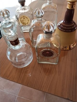 6 bottiglie vuote di brandy e 1 whisky