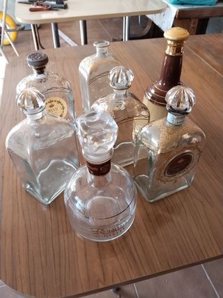 6 bottiglie vuote di brandy e 1 whisky