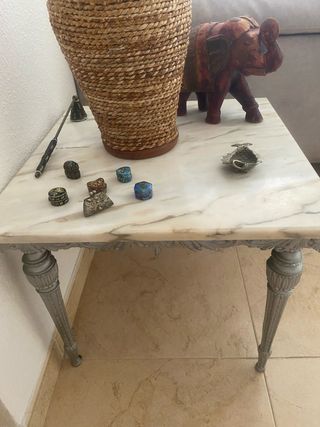 Mesa auxiliar mármol y mimbre