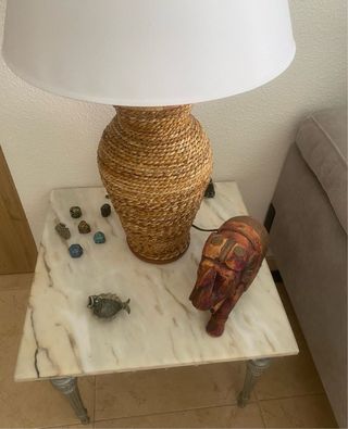 Mesa auxiliar mármol y mimbre