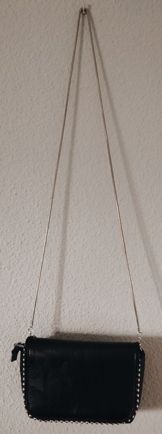 Bolso fiesta negro con cadena y tachuelas