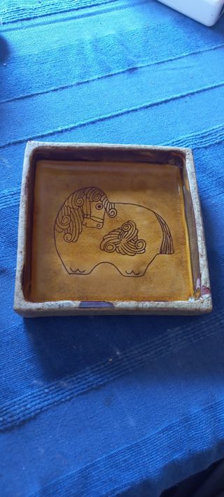 Cenicero de terracota con diseño de caballo