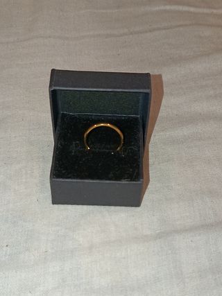 Anillo dorado fino 