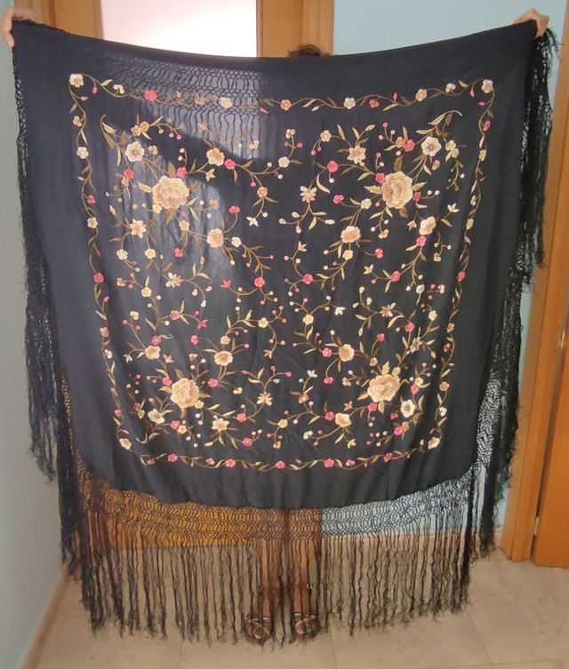 Mantón de Manila de seda natural bordado a mano.