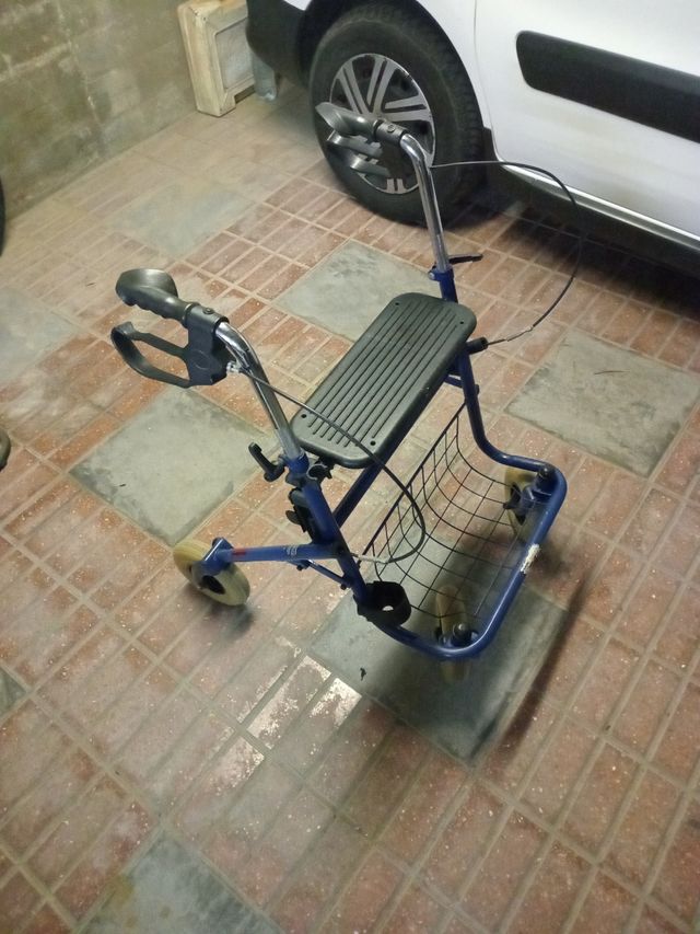 Andador azul con cesta y asiento