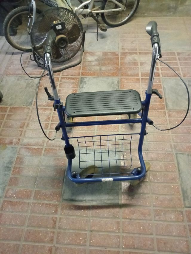 Andador azul con cesta y asiento