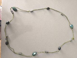 Collar largo verde y plateado 