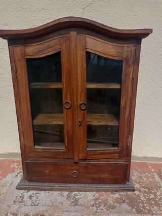 Mobili in teak con ante in vetro