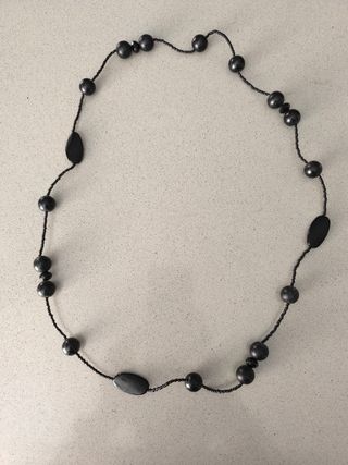 Collar largo con cuentas negras