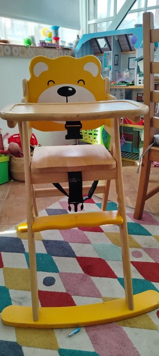Trona de madera con diseño de oso