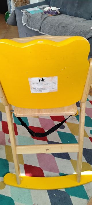 Trona de madera con diseño de oso