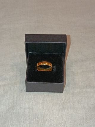 Anillo dorado brillante elegante