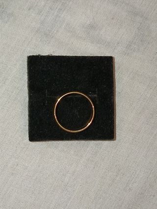 Anillo dorado brillante elegante