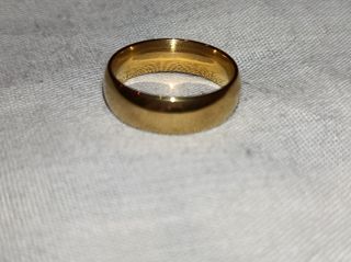 Anillo dorado brillante elegante