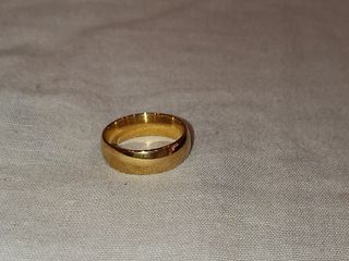 Anillo dorado brillante elegante