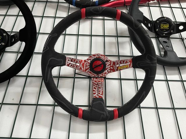 Volante esportivo Momo vermelho