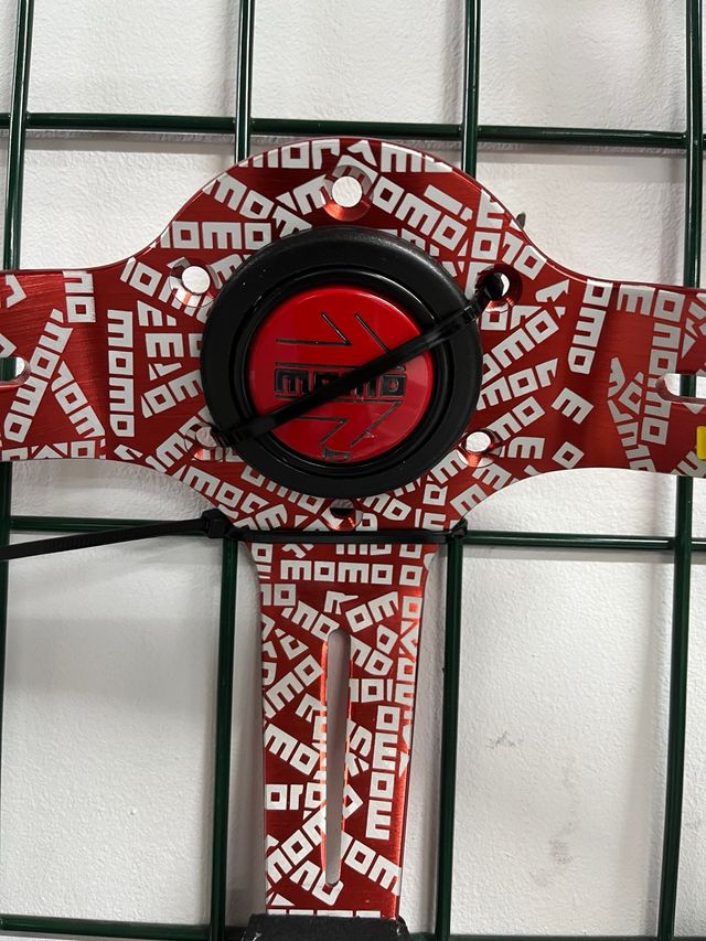 Volante esportivo Momo vermelho