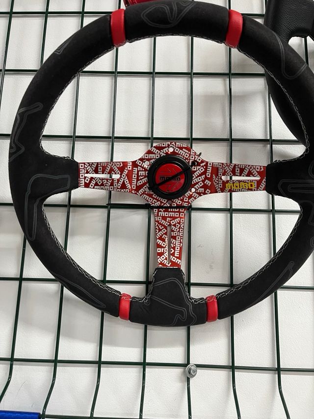 Volante esportivo Momo vermelho