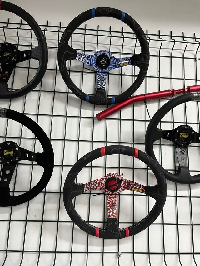 Volante esportivo Momo vermelho