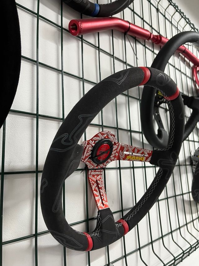 Volante esportivo Momo vermelho