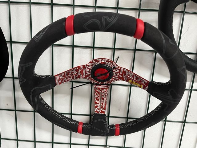 Volante esportivo Momo vermelho