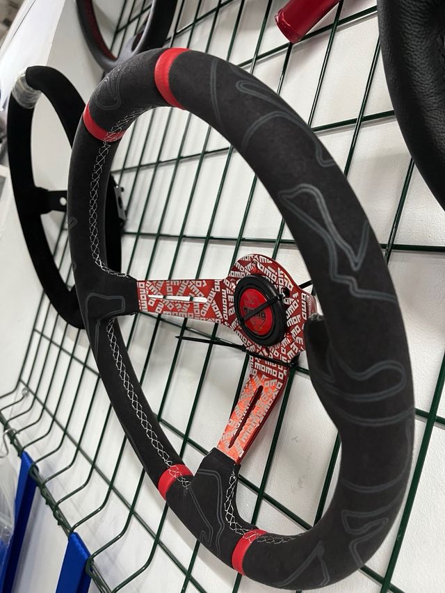 Volante esportivo Momo vermelho