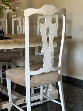 Silla de comedor blanca de madera.