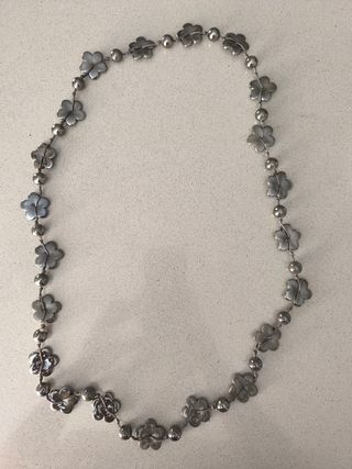 Collar largo con flores y perlas