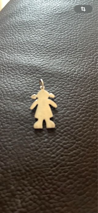 Colgante de plata con figura de niña