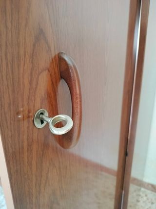 ¡¡URGE!! Armario de madera antiguo 4 puertas.