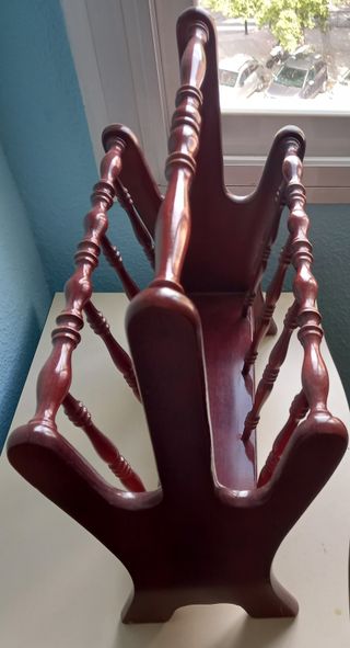 Revistero de madera estilo clásico