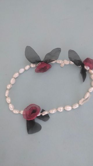 Gargantilla de perlas con flores de gasa 