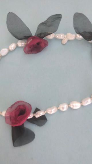 Gargantilla de perlas con flores de gasa 