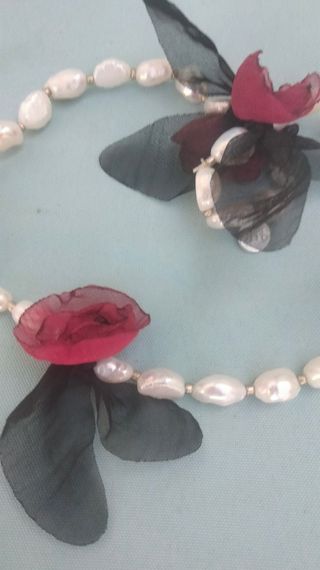 Gargantilla de perlas con flores de gasa 