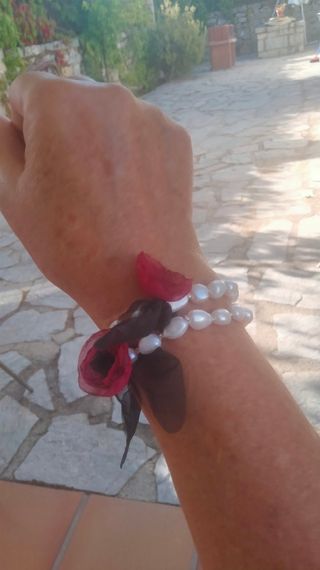 Gargantilla de perlas con flores de gasa 