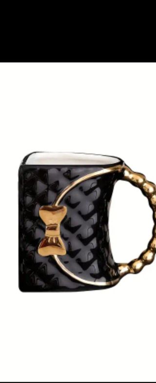 Taza de cerámica negra y dorada
