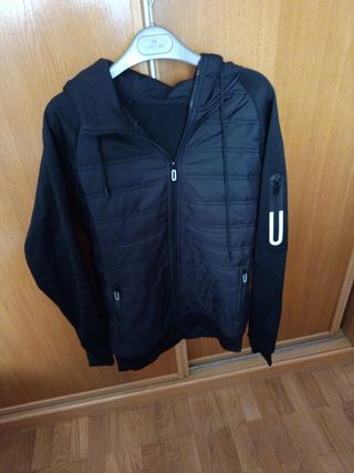 Sudadera con capucha y cremallera negra