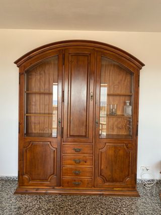 Vitrina de madera maciza estilo clásico