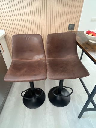 Mesa alta cocina y 2 taburetes giratorios