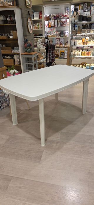 Mesa de terraza blanca de plástico
